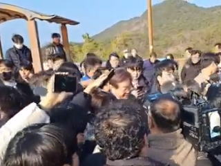 【衝撃映像】韓国最大野党の党首が首を刺される