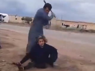 【動画】イスラム教徒の少女が路上で「名誉殺人」の罪で家族に残忍に殴られる