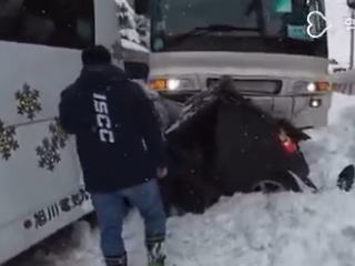 【映像】外国人が運転する観光バスが雪道でとんでもない事故を起こす